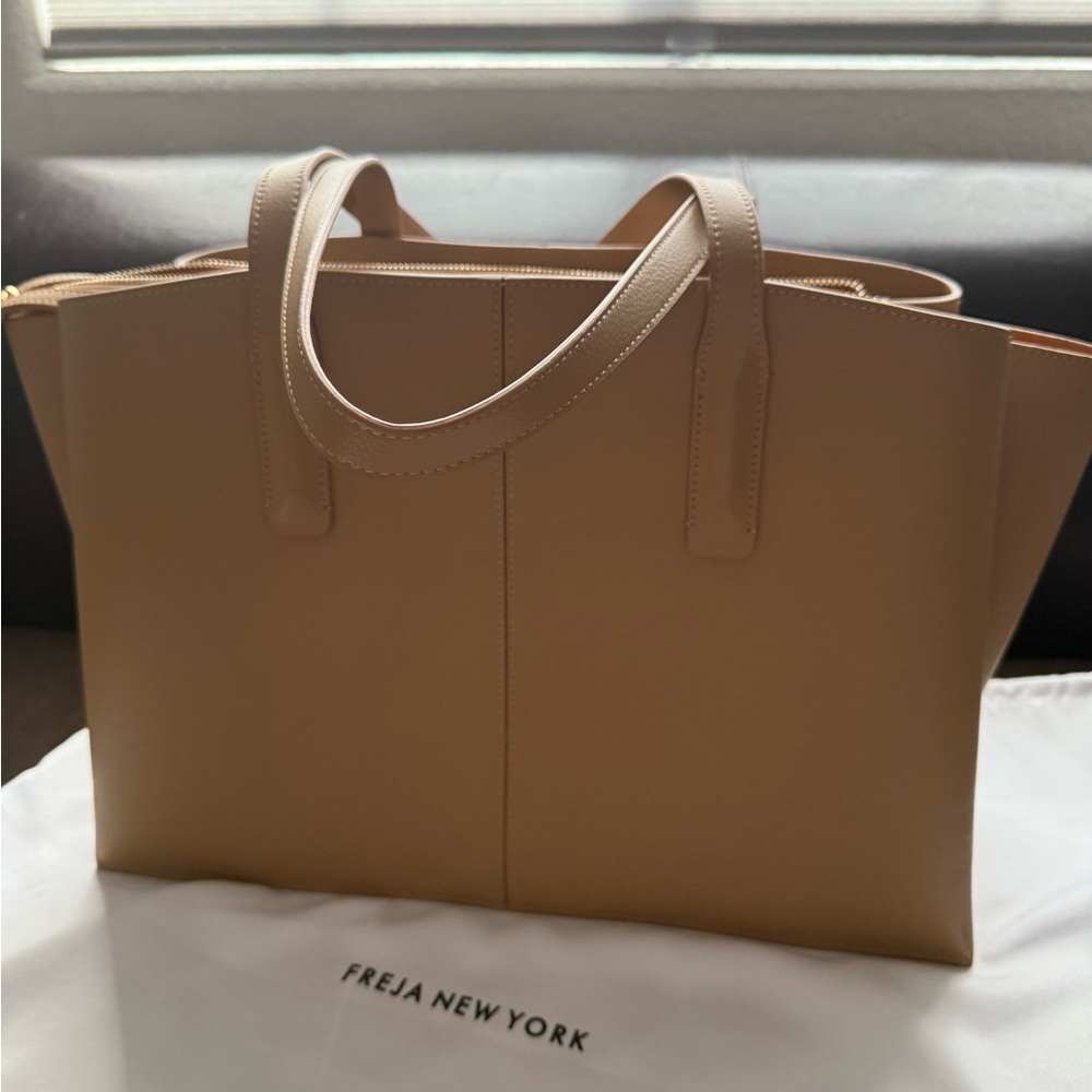 Freja New York - Paloma Latte Laptop Tote